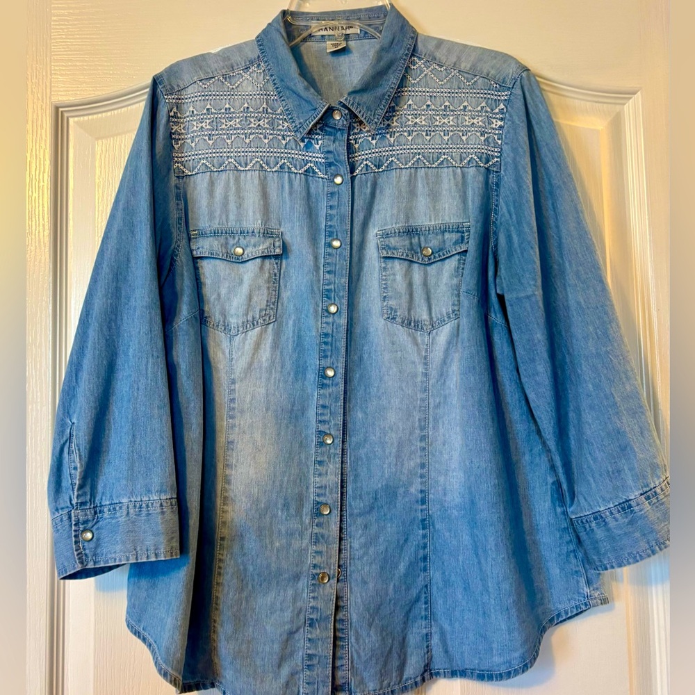 ✨Blue Chambray Button-Up Shirt with Embroidery🩵